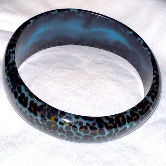 Vintage blue lucite animal design plastic bangle bracelet - Picture 2 of 6